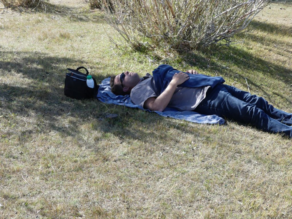 sieste au bord de la rivère locale, dans l'Altaï mongol