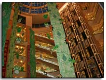 une gallerie commeciale illuminée comme un sapin de Noël