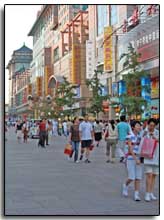 une rue piétonne à Pékin : que de monde !