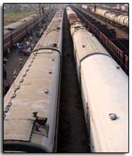 des wagons dans une gare
