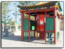 à l'entrée du monastère