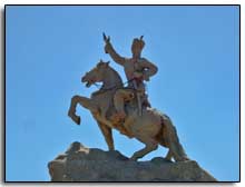 la statue qui trône au milieu de la place principale