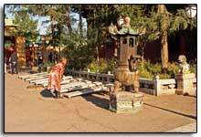 vieille qui prie au Monastère Gandan