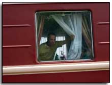 olivier regarde par la fenêtre