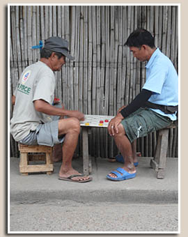 joueurs de rue à Coron