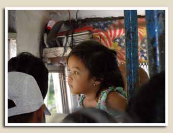 fillette dans le bus à Palawan