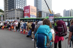 La petite file d'attente pour le bus