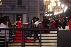 Sur le bund, les futures mariées viennent faire les photos. Il y en a des grappes entières, toutes bien pareilles avec la même robe rouge.