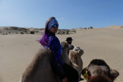 Eve en chameau sur une dune