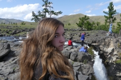 Chloé tellement heureuse à la cascade