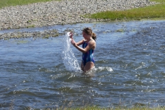 Audrey se baigne dans le torrent