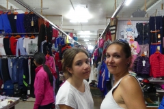 marché 2e étage plein de stands de vêtements