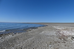 le bord du lac et ses petits cailloux