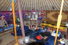 installés dans la yourte pour la nuit