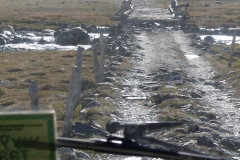 le pont de la mort traverse un gros torrent dans le massif du haut Tsaagan Gol, en Mongolie. Son entretien est laissé à la libre initiative des usagers.