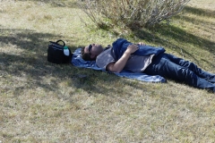 sieste au bord de la rivère locale, dans l'Altaï mongol