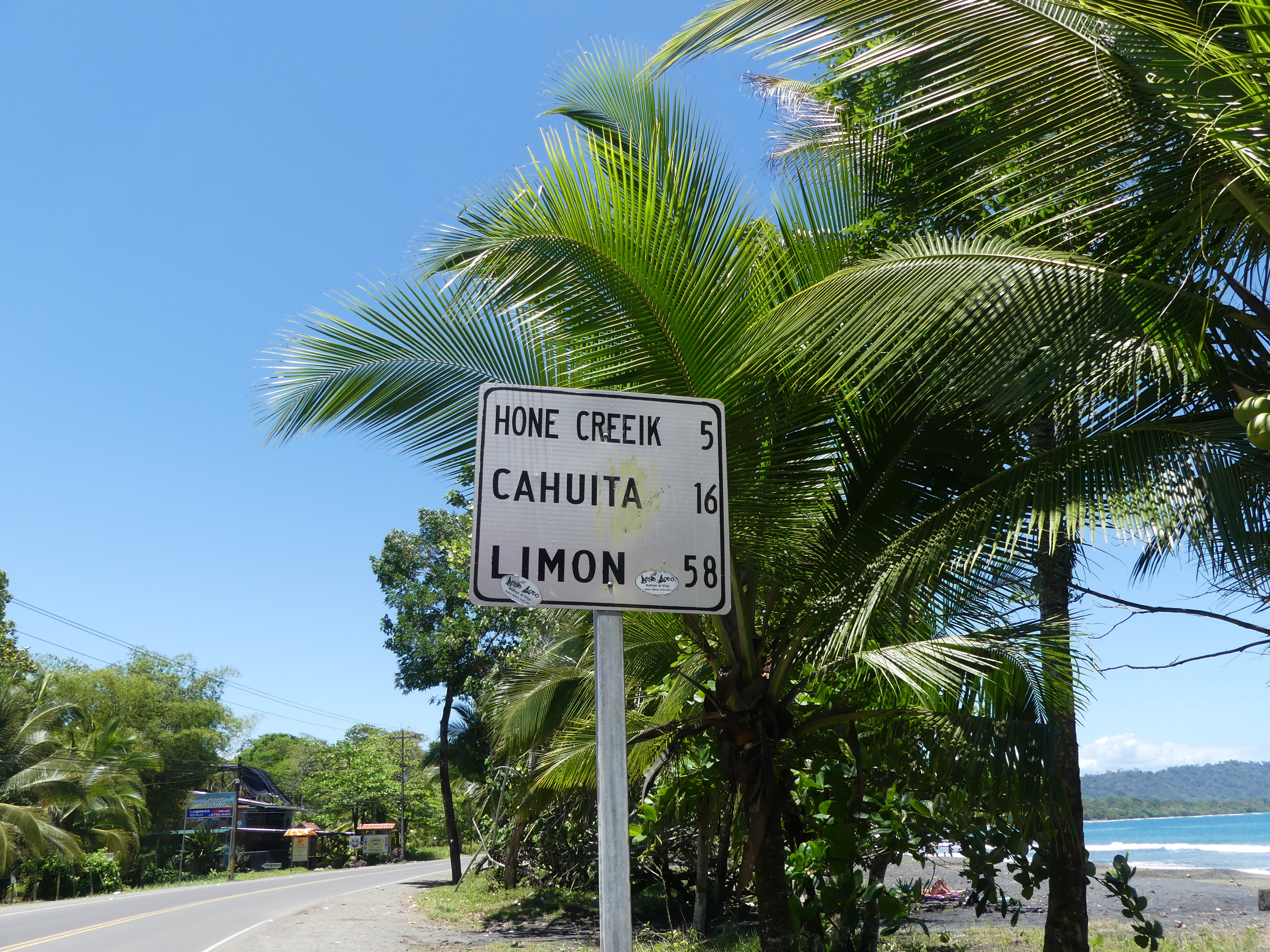 à Puerto Viejo, un panneau indicateur